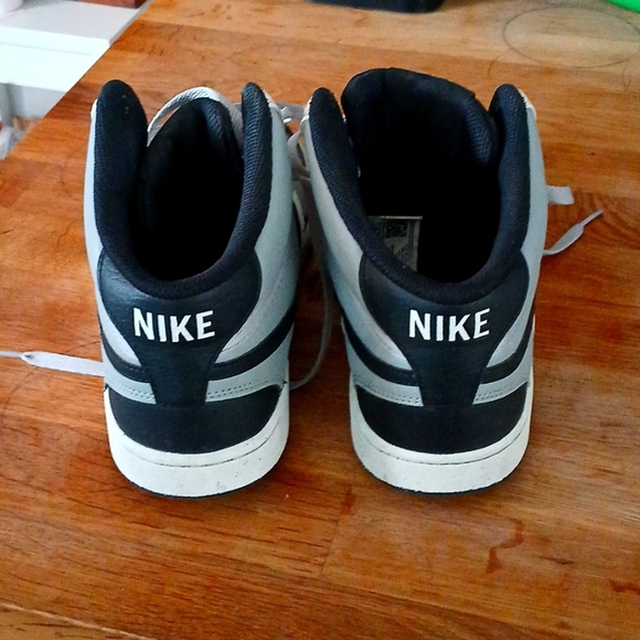 Size 9 ..classic and vintage pair of NIKE'S.worn twice..smoke free home - Picture 3 of 3